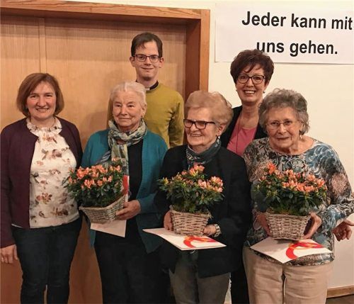 Ehrung langjähriger Mitglieder mit Blumen und Urkunden: Zweite Vorsitzende Christa Unterlinner, Klara Stadler (60 Jahre Mitgliedschaft), Kaplan Klein-Heßling, Eva Rutz (60 Jahre Mitgliedschaft), Vorsitzende Ulrike Plankl, Maria Krutzlinger (60 Jahre Mitgliedschaft) (von links). Nicht auf dem Bild: Therese Erber (55 Jahre Mitgliedschaft).