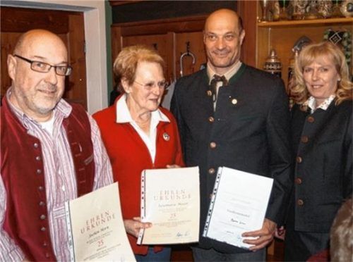 Ehrungen erhielten (von links) Jochen Horn, Rosemarie Maier und Rainer Götze aus der Hand von Schützenmeisterin Christine Banjai.Foto  re