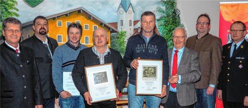 Ehrungen für langjähriges Engagement bei der Feuerwehr Pang (von links): Erster Kommandant Günter Scholz, Erster Vorsitzender Thomas Fischbacher, Peter Dinzenhofer (25 Jahre aktiver Dienst), Matthias Ruhsamer und Anton Weinfurtner (jeweils 40 Jahre aktiver Dienst), Bürgermeister Anton Heindl, Zweiter Kommandant Ludwig Guttenberger (30Jahre aktiver Dienst) sowie Stadtbrandrat Hans Meyrl. Foto Aerzäck