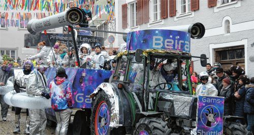 Ein galaktisches Weltraumshuttle führte das Neubeurer Kinderprinzenpaar Leaticia I. und Lukas II. gestern durch die Innenstadt. Fotos rep