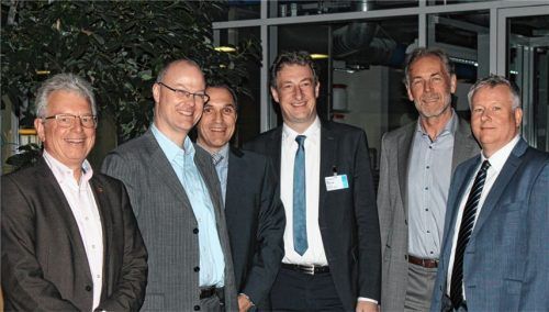 Ein Teil des neu gewählten Vorstandes: Klaus Rutz, Beisitzer (ECOLAB Engineering GmbH), Klaus Kamhuber, stellvertretender Vorsitzender (BASF Construction Solutions GmbH), Daniel Zeus, Beisitzer (Mack & Partner Steuerberatungsgesellschaft), Franz Obermayer, Beisitzer (FOX IT GmbH), Günter Striegel, stellvertretender Vorsitzender (BSH Hausgeräte GmbH), und Stefan Neumann, Erster Vorsitzender (Brückner Maschinenbau GmbH & Co. KG), von links. Foto re