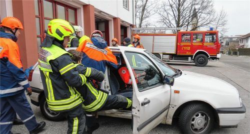 Ein „Unfallopfer“ wird bei der Übung aus einem Fahrzeug geborgen. Für den Ernstfall wurde in Schloßberg geprobt.