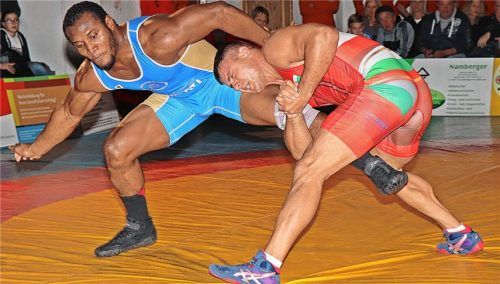 Eine neue Ligastruktur schiebt den TVT in die zweithöchste Klasse. Im Bild Traunsteins Georgi Sredkov (rechts) gegen den Oberölsbacher Ringer Kevin Mejia Castillo.Foto Wittenzellner