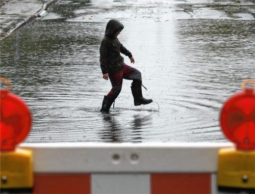 Eine Überschwemmung wie hier im Oktober 2017 in Rostock ist den Anwohner der Weidacher Straße dank der Aufmerksamkeit eines Anwohners erspart geblieben. Foto dpa