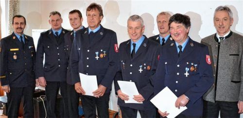 Einen Höhepunkt bei der Jahreshauptversammlung bildeten die Ehrungen: Kreisbrandrat Richard Schrank, Feuerwehrvorstand Martin Berger, Kommandant Simon Öttl, Josef Bauer, Josef Vodermaier, Kreisbrandmeister Rainer Tippl, Josef Huber und Bürgermeister Josef Häusler (von links).Fotos niessen