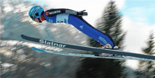 Emanuel Schmid, WSV Oberaudorf, sprang in Garmisch-Partenkirchen auf die Plätze vier und sechs. Foto  Lotter