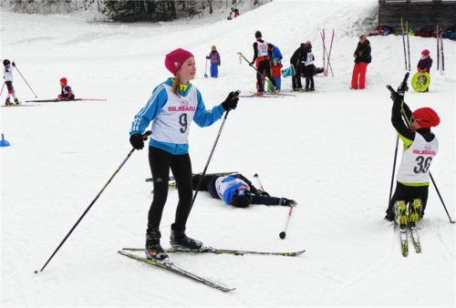 Erschöpfung nach dem Zieleinlauf: der Nachwuchs kämpfte auf der Loipe bis zum Umfallen. Foto Hoffmann