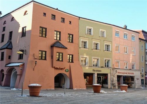 Erweitern will die Stadt das Heimathaus (links im Bild). Miteinbeziehen möchte sie das sogenannte Mayer-Haus (grünes Haus in der Mitte). Um eine Grundlage für das weitere Vorgehen zu bekommen, plant sie, eine Machbarkeitsstudie in Auftrag zu geben. Die Ausschreibung erfolgt Anfang März. Foto  pü