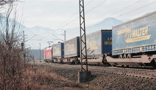 Etwa 100 Güterzüge fahren nach Auskunft von Bayerns Innenminister Joachim Herrmann täglich durch das Inntal. Der Minister glaubt, dass diese Anzahl kurzfristig drastisch gesteigert werden kann.Foto Reisner