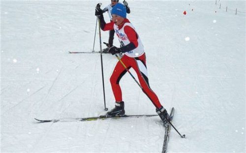 Fabian Szesnat vom SC Hammer wurde in der Klasse Schüler 14-15 Sieger beim Skispringen und in der nordischen Kombination. Das Bild zeigt ihn beim Zieleinlauf im Langlaufstadion von Reit im Winkl. Foto Hauser