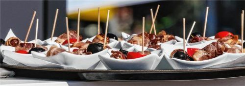 Fach- und Führungskräfte lassen bei Beförderungen, Dienstjubiläen oder Geburtstagen gerne die Korken knallen. Die Kosten für Festivitäten im Kollegenkreis sind unter Umständen steuerlich absetzbar.