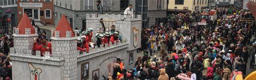 Faschingshochburg nicht nur im übertragenen Sinne war Bad Aibling gestern. 15000 Narren verfolgten den Umzug mit Kapellen, Motivwagen und Co.Fotos  Kriechbaumer/Mischi