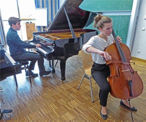 Felix Ecker aus Trostberg am Klavier und Franziska Kamhuber aus Bergen am Cello erspielten sich einen ersten Preis mit Weiterleitung zum Landeswettbewerb. Foto  Heel