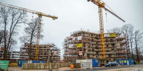 Fortschritte machen die ersten beiden „Y-Häuser“ im Spinnereipark. Nun sollen zwei weitere Gebäude folgen. Der Bauausschuss gab dazu „grünes Licht“.Foto Buhleier