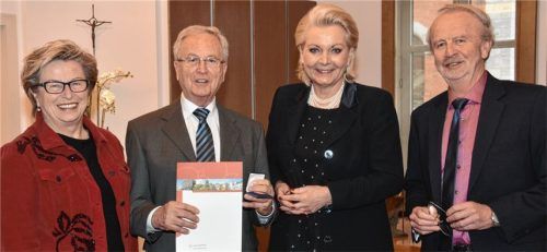 Freute sich über die Auszeichnung: Adalbert Meishammer (Zweiter von links) mit Ehefrau Ursula (links). Oberbürgermeisterin Gabriele Bauer und Kulturreferent Robert Berberich gratulierten. Foto Schlecker