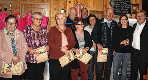 Freuten sich über die Ehrung: Trude Stangl, Ingrid Neugebauer, Margit Unterleitner, Raimund Kloo, Franz Selbertinger, Lydia Doff, Friedl Diepelt, Hans Diepelt, Bianca Just und Vorsitzender Rudolf Grobauer (von links). Foto re
