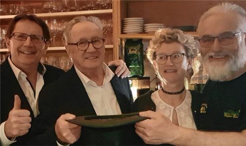 Freuten sich über die Spenden zugunsten der Nachbarschaftshilfe Kolbermoor: (von links) Dieter und Nik Kannengießer sowie Christine und Stefan Harster.