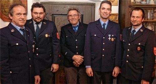 Für ihren Einsatz und ihre Treue zum Verein geehrt: Vorsitzender Johann Räss (links) und Zweiter Kommandant Rupert Kriechbaum (rechts) zeichneten (von links) Peter Murr, Rupert Rotter und Markus Rothbucher aus. Foto re