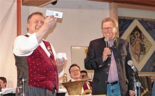 Ganz stolz hält Sepp Eibelsgruber (links) die Briefmarke mit seinem Konterfei in die Höhe, die ihm Wilhelm Haas von der Deutschen Post zuvor überreicht hatte. Foto  et