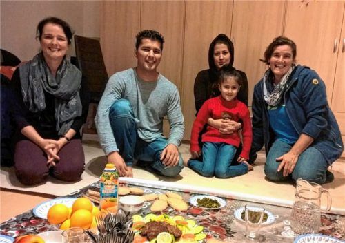 Gastfreundschaft wird bei Familie Ghafari groß geschrieben. Hier bei einem Essen mit ihren Paten von der Asylhilfe Bruckmühl, Christl Schuster und Karin Bäumler. Gedeckt wird traditionell auf einem Esstuch am Boden der Ein-Zimmer-Wohnung.