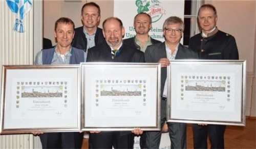 Geehrt für langjährige Betriebszugehörigkeit: (vordere Reihe, von links): Peter Prankl, Walter Wons und Friedrich Hofmeister ( 25 Jahre); hintere Reihe, von links: Geschäftsführer Tilo Ruttmann, Betriebsratsvorsitzender Anton Mayer und Geschäftsführer Thomas Frank.