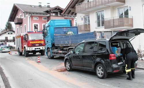 Gegen parkenden Lastwagen geprallt