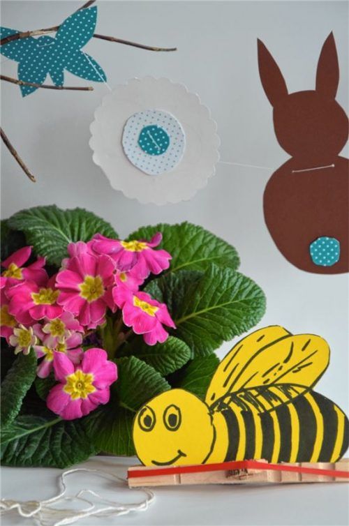 Gelbe Bienen stellen die Kinder beim Osterbasteln am 17. März im Medienforum her. Foto  Kind und Werk e.V.