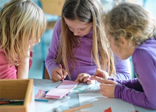 Gemeinsam essen, gemeinsam Hausaufgaben machen: Die Gemeinde Frasdorf will an der Mittagsbetreuung für die Grundschüler festhalten. Foto dpa