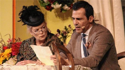 Gemeinsame Ermittlungen: Miss Marple (Christl Bergmeier) und Inspektor Craddock (Erol Sander) raufen sich doch irgendwie zusammen.Fotos hos