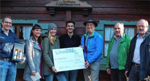 Gemeinsame Spendenübergabe (von links): Franz Bock, Christina Manhart, Julia Wagner, Benno Maier, Franz Pichler, Rudi Fleck und Manfred Riedel. Foto re