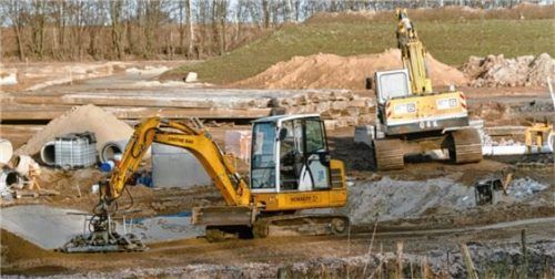 Gewerbe statt Raps: Bagger führen Erdarbeiten für ein neues Industriegebiet durch. Foto dpa