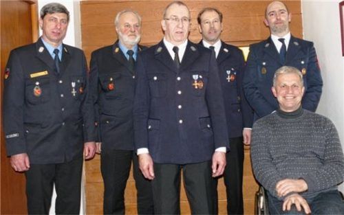 Gruppenfoto mit den Geehrten (von links): Martin Gruber, Hans Huber, Heinz Kernein, Joachim Buchmann, Josef Pirchmoser und Hajo Gruber. Foto Hoffmann