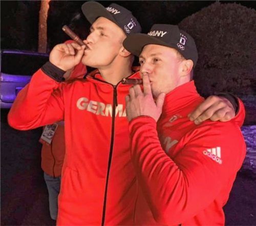 Gruß aus Korea: Bobteam mit Sieger-Zigarre