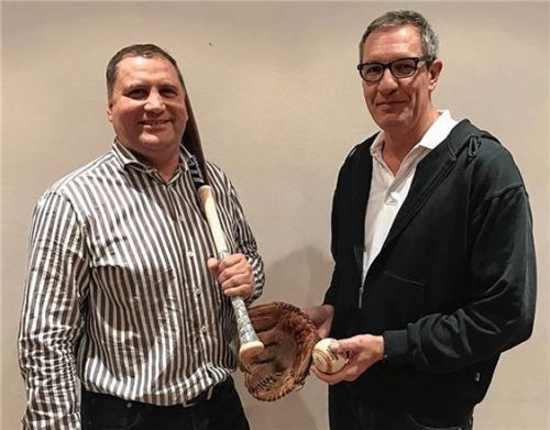 Hängen noch ein Jahr dran: Markus Ledtermann (links) und Horst Hamberger, Vorstand und zugleich Abteilungsleitung 89ers. Foto re