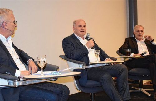 Illustre Gesprächsrunde: Sky-Moderator Uli Köhler (links) interviewte auf der Bühne FCBayern-Präsident Uli Hoeneß und Hermann Gerland, sportlicher Leiter des FC Bayern-Nachwuchszentrums in München. Foto kad