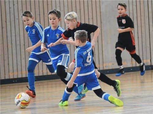 Im Finale unterlag der TuS Raubling (blau) gegen Jahn Regensburg mit 1:4. Foto mru