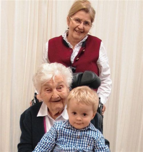 Im Kreise ihrer Liebsten: Jubilarin Elisabeth Lutze mit Tochter Gabriele Zunhammer und Urenkel Ludwig. Foto re