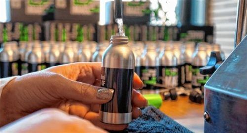 In Rott wird der Duft von Hand abgefüllt.