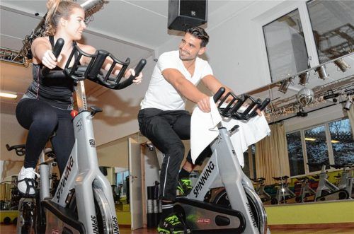 Jenny und Mario sind Trainer der Fitnessalm in Bad Endorf. Und wie man sieht: Gemeinsam radeln macht viel Spaß und hält fit – egal, ob verbandelt oder nicht.Foto ammelburger