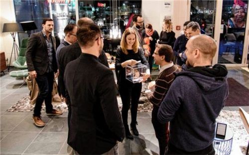 Junge Rosenheimer Unternehmer beim Austauschen ihrer Kontakte auf der jüngsten Visitenkartenparty. Foto re