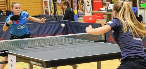 Katharina Michajlova (links), die schon im Doppel erfolgreich war, sorgte mit ihrem Einzelpunkt gegen Leonie Hartbrich für das 4:1.Foto  Erlich