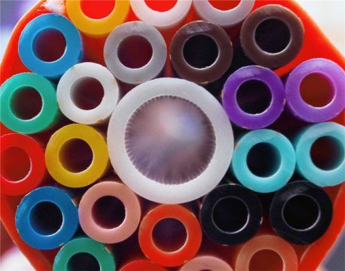 Keine Steckperlen in Großaufnahme, sondern ein Bündel Glasfaserkabel für die Breitbandversorgung. Manche Unternehmen nehmen diese selbst in die Hand. Foto dpa