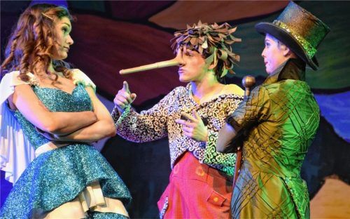 Klare Worte: Die blaue Fee (Jana Flaccus, rechts) und die Grille (Elisa Pape) reden Pinocchio (Maik Dehnelt) ins Gewissen.Fotos schlecker