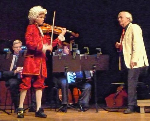 Konrad Gmelin musizierte als der kleine Mozart. Foto  Füchtner