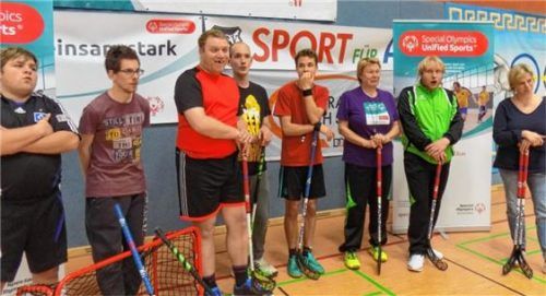 Konzentriert dabei: die Handicapsportler bei der Ausbildung zum Schiedsrichterassistenten in Hamburg.Foto re