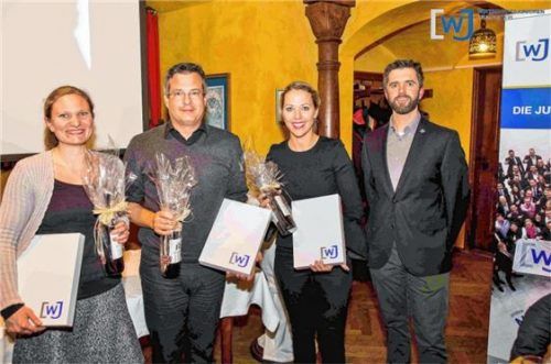 Kreissprecher der Wirtschaftsjunioren Traunstein, Johann Lohwieser (rechts), war erfreut, bei der Jahreshauptversammlung mit Karolin Widur, Markus Schlaffner und Carolin Heuckmann-Wiesinger (von links) drei Neumitglieder begrüßen zu können. Foto Bjr