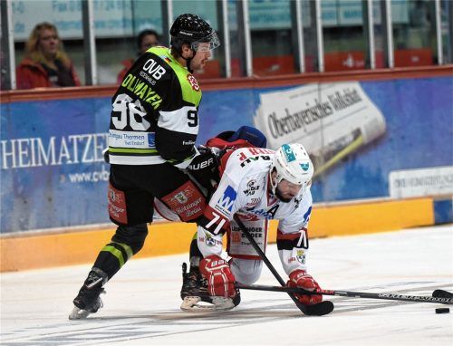 Landshut zu Fall bringen wollen die Rosenheimer Eishockeyspieler heute, Freitag, ab 19.30 Uhr im Heimspiel gegen die Niederbayern. Hier stoppt Verteidiger Max Vollmayer Landshuts besten Torschützen Peter Abstreiter. Fotos  Ziegler