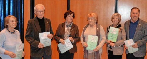 Lange Jahre Treue: die auf der Generalversammlung geehrten Mitglieder des Siedlungsvereins Kolbermoor. Sie halten dem Verein zwischen 25 und immerhin 65 Jahren die Treue.