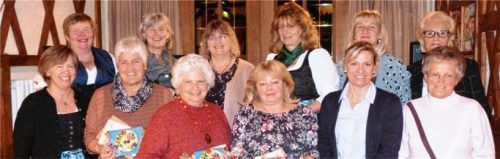 Langjährige Mitglieder der Frauenbewegung: Vorsitzende Stephanie Riedl (vorne links) und ihre Stellvertreterin Anni Kamysek (hinten Zweite von links) ehrten (vorne von links) Bernadett Ettenhuber, Hilde Höck, Johanna Lorenz, Sybille Zangl, Elsa Hainz, (hinten von links) Maria Estner, Christine Blank, Lisa Erb, Rita Fenzl und Angela Grießl für ihre Treue zur Organisation. Foto re