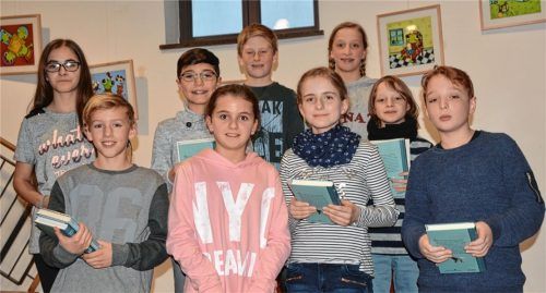 Lasen aus ihren Lieblingsbüchern: Anida Covic, Sadikefe Dede, Florian Grimm, Greta Endemann und Alexander Naumann (hintere Reihe von links); Kilian Grübler, Annalena Braun, Eva Schubert und Lorik Muljaki (vordere Reihe von links). Foto Heise